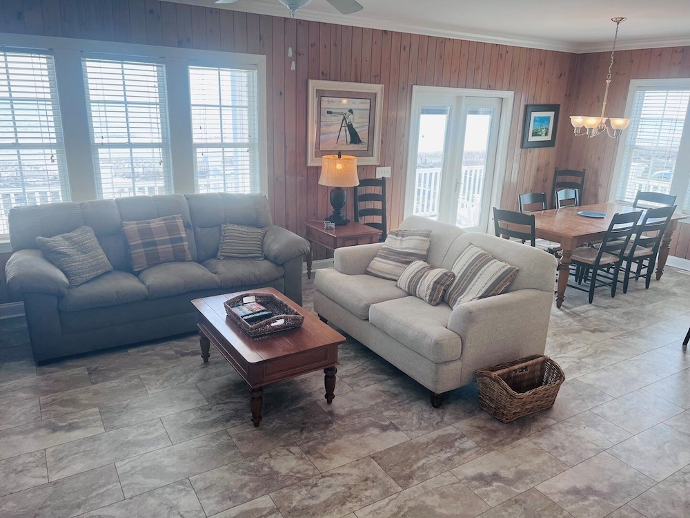 1 Ez Access 4 Bedroom Home by RedAwning