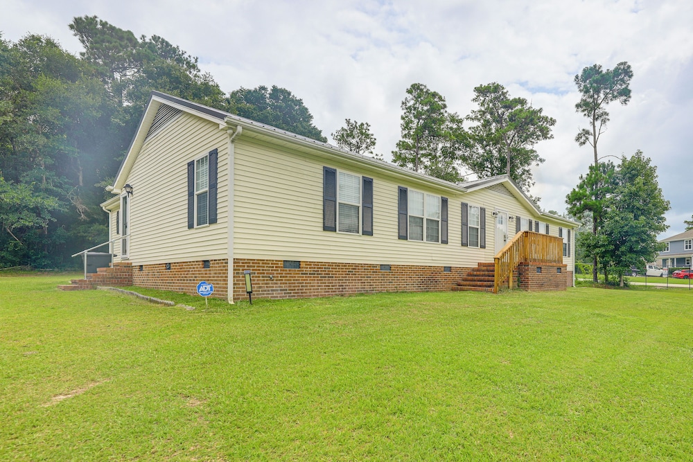 7 Mi to Beach! Sneads Ferry Family Home w/ Hot Tub