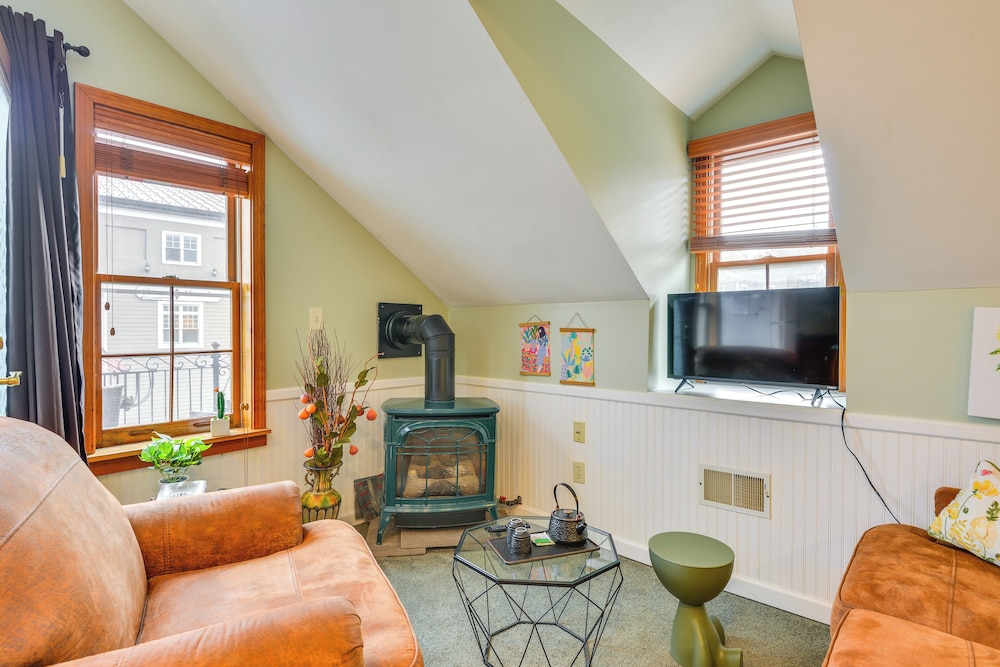 Walk to Marina: Dog-friendly Lake Ontario Studio