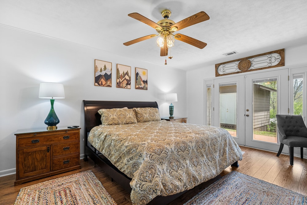 Cosby Mountain Lodge 4 Bedroom Home