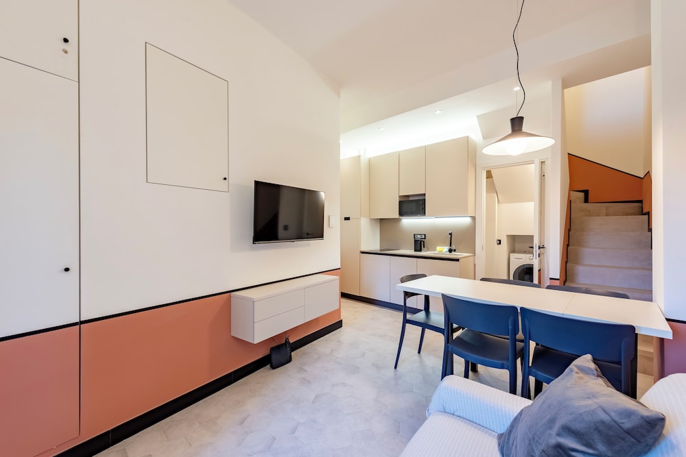 Bright 2BR flat moments from the beach