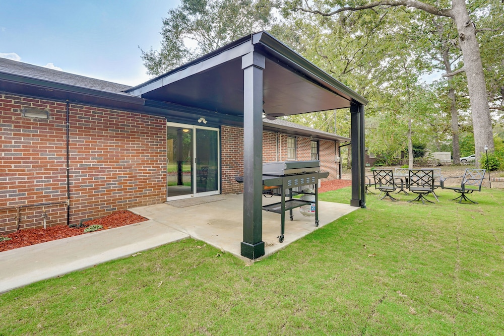 Group Getaway w/ Fenced Yard & Pool Table in Wrens