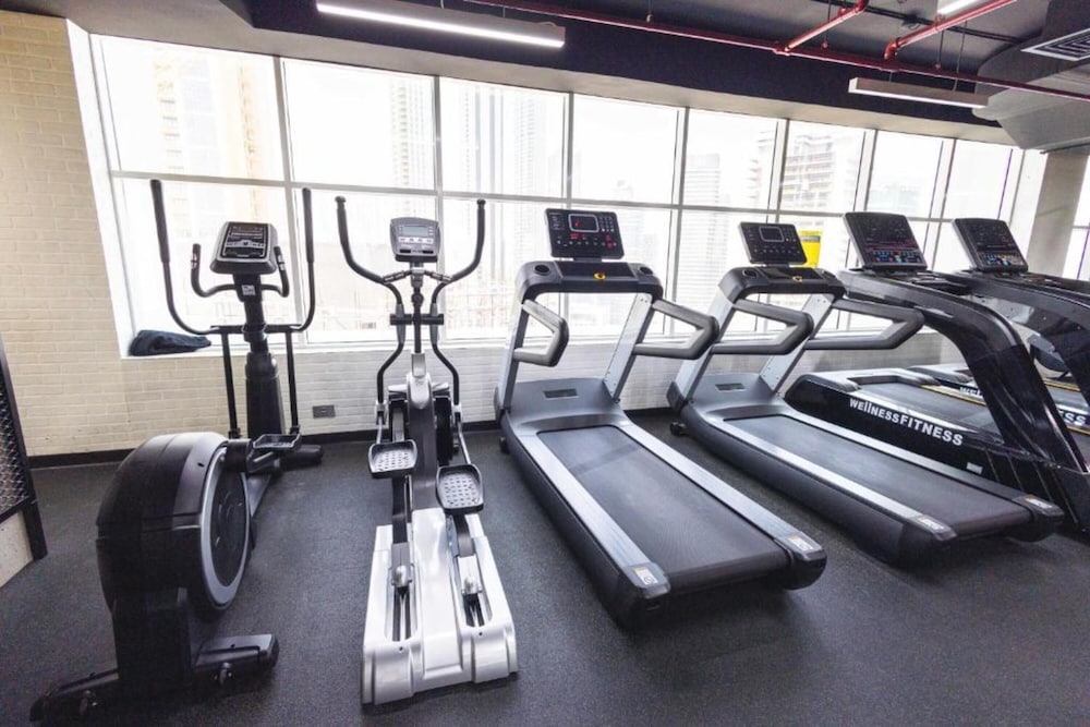 Maison Privee - Comfortable Downtown Apartment w/ City Skyline Vws