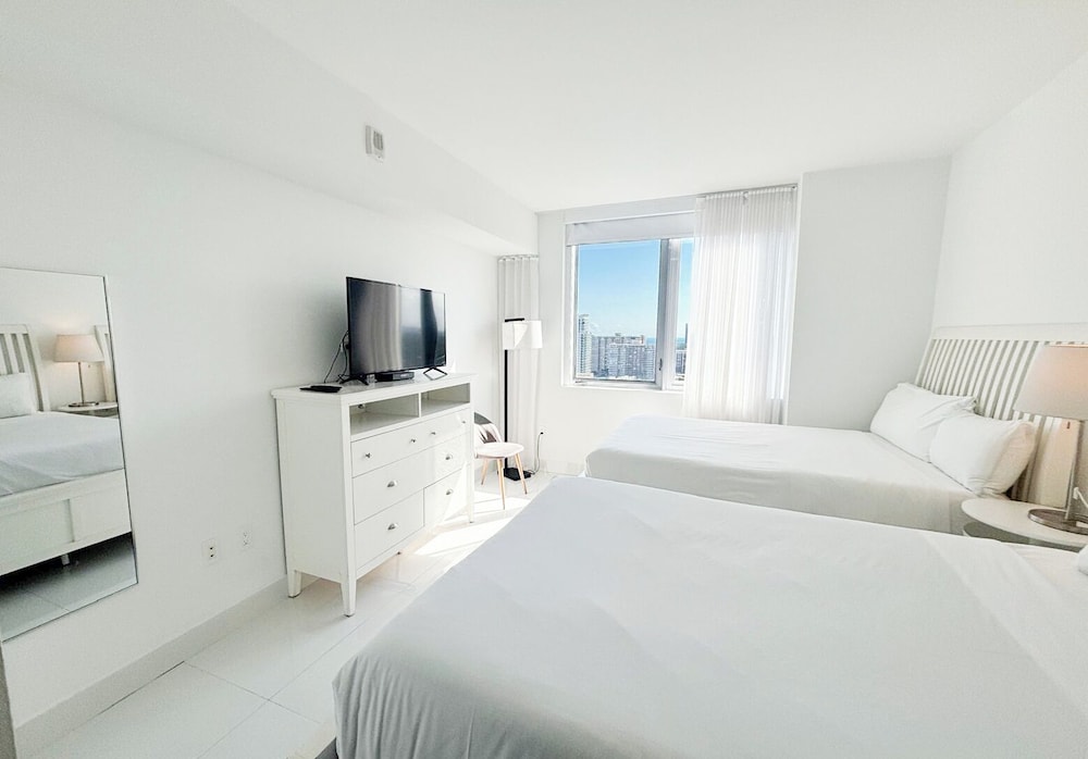 Luxury 3-BR Apartment with Stunning City