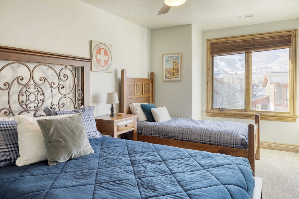 Blue Skies Lakeside Family-friendly Getaway w/ Hot Tub & BBQ