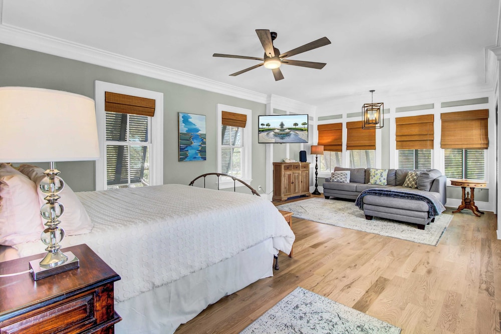 Steps to the Beach! Pool, Gym, Game Room, Movie Theater 3301 Palm by Avantstay
