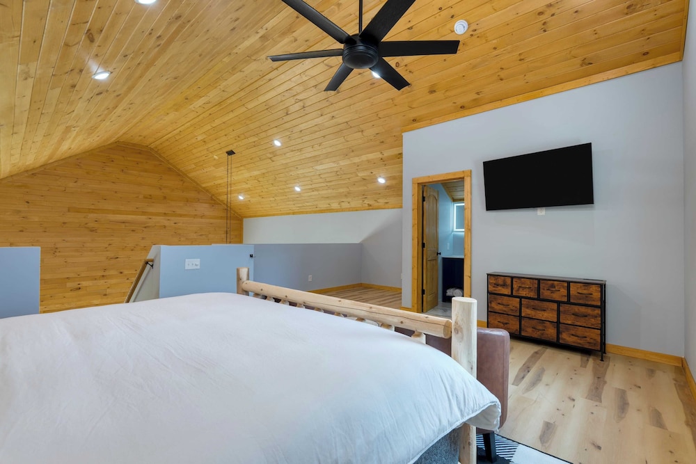 Cabin w/ Hot Tub, Game Room & Scenic Smoky Mountain Views Perfect by Avantstay