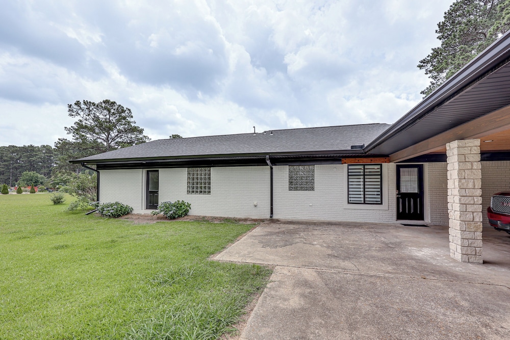< 1 Mi to Sau: Newly Renovated Home w/ Yard!