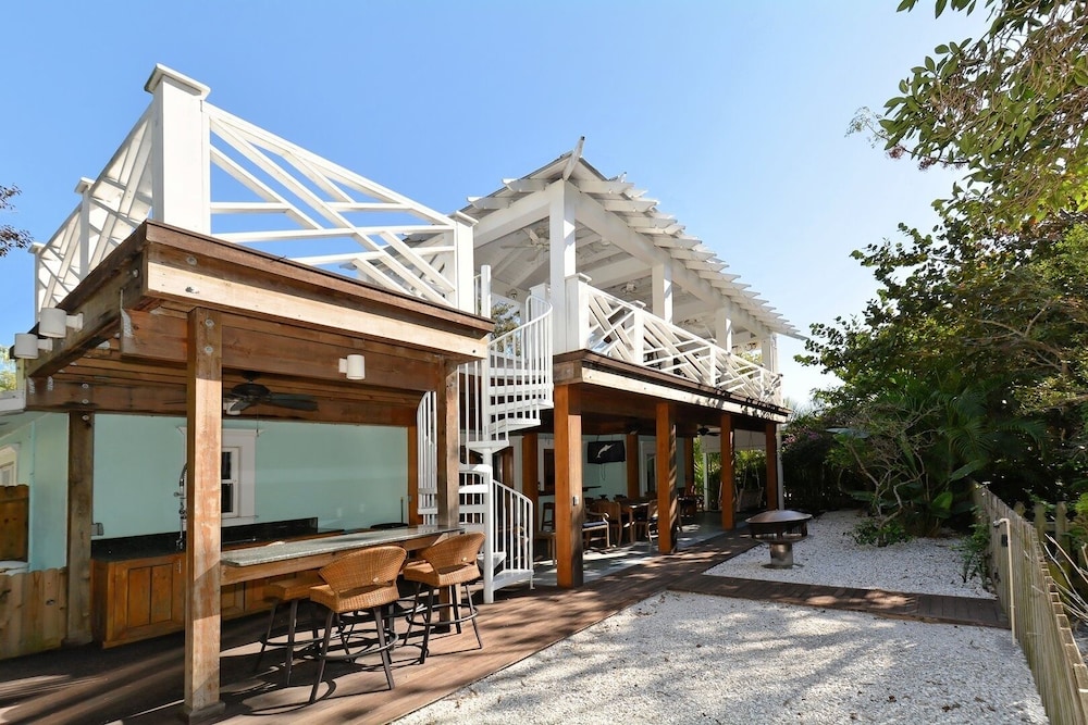 The Lady Fish 3 Bedroom Home by RedAwning