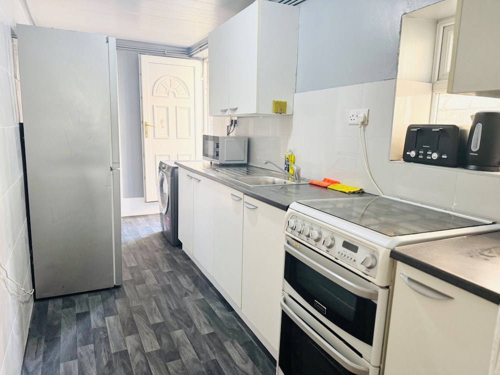 Stoke-on-trent - House - Sleeps 7 - City Centre