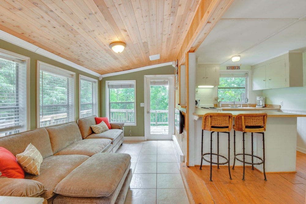 Waterfront Cabin w/ Private Dock on Lake Hartwell!