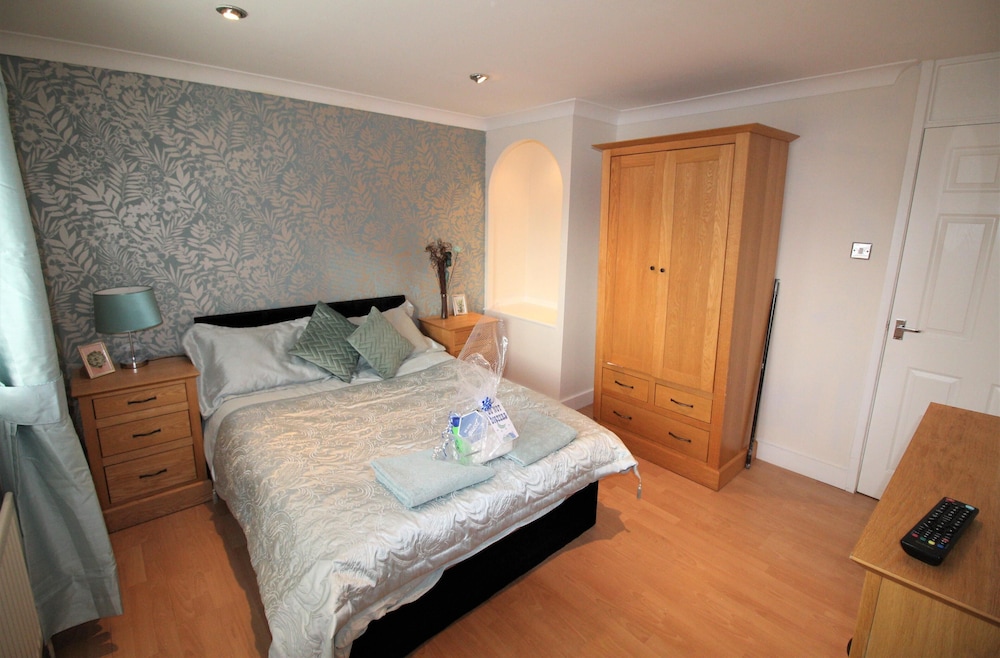 2 Bed House - Sleeps 4 - Parking - Pets - Garden view 5