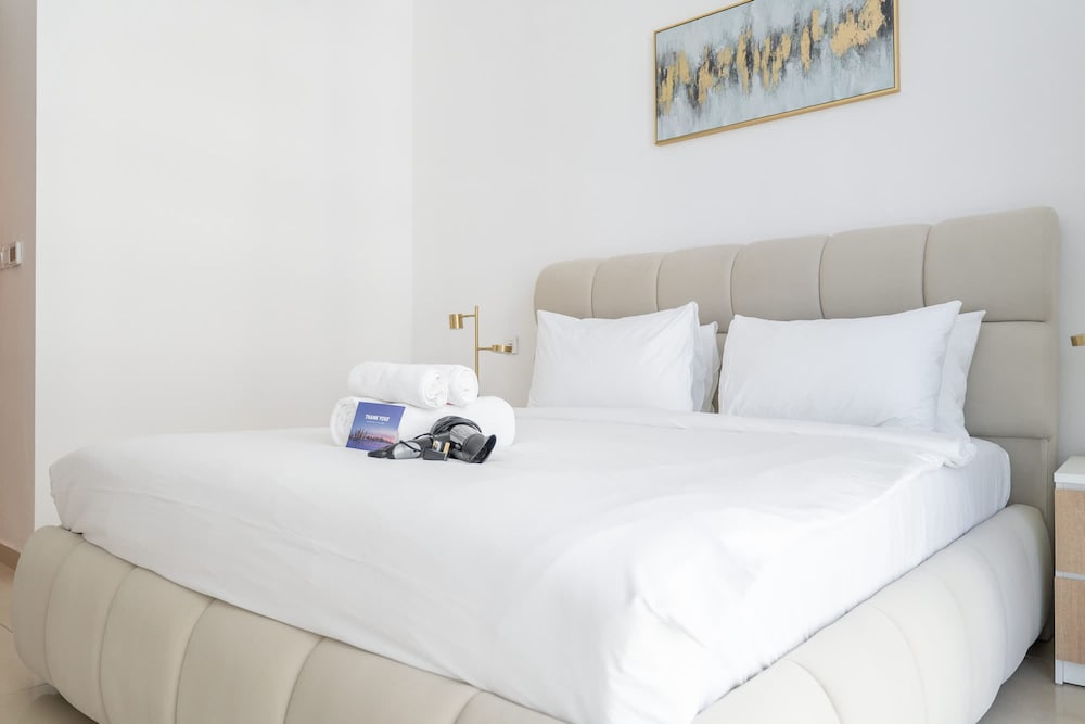 Gorgeous 1 Bedroom in DEC Tower With Marina Views