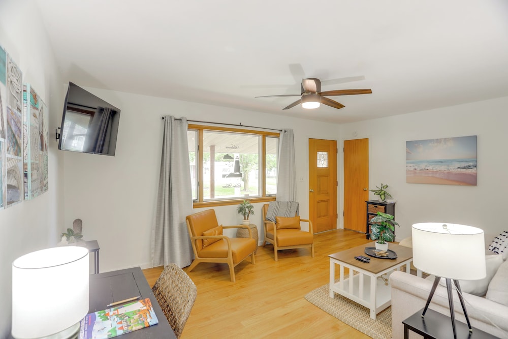 Steps to Lake Erie! Cedar Point Home Base w/ Deck