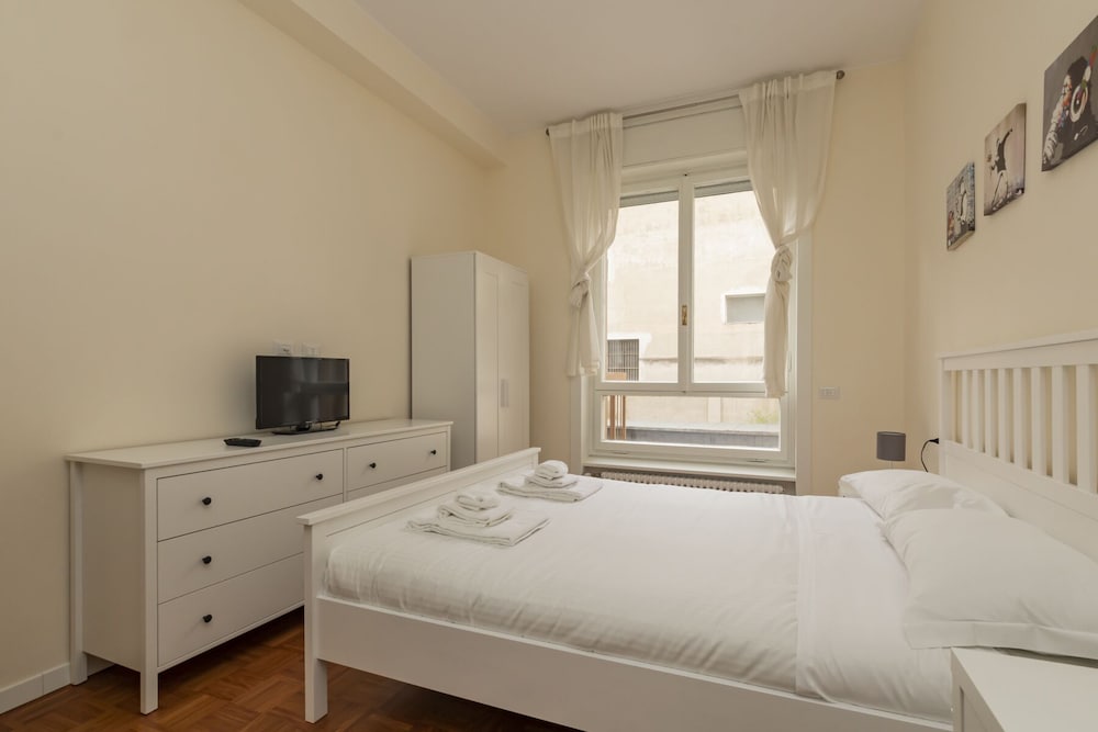 JOIVY Modern 2bed flat with balcony, 250m from M5 Foppa and M2 Sant'Agostino