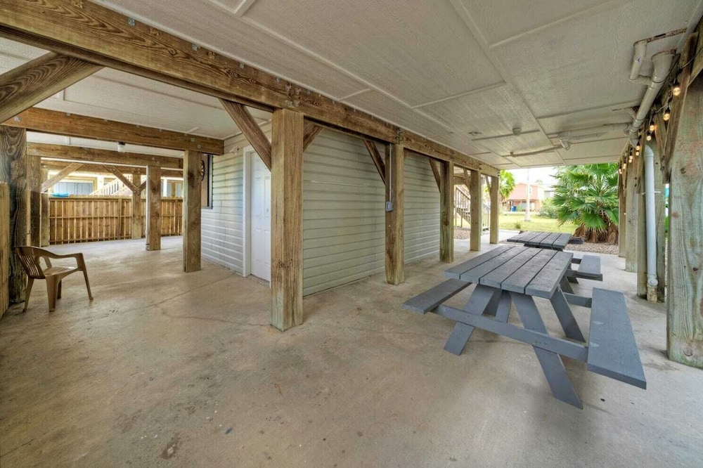 Sleeps 20! 2 Homes Near the Beach, Private Pools, Gameroom, Large Family Retreat