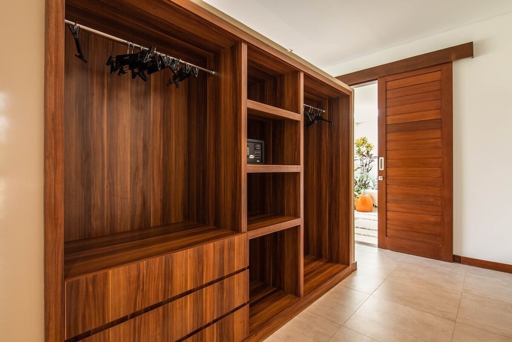 Splendid 6BR Villa, Just 400m to the Shoreline