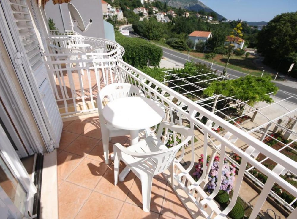 Apartments & Rooms Cakelic II