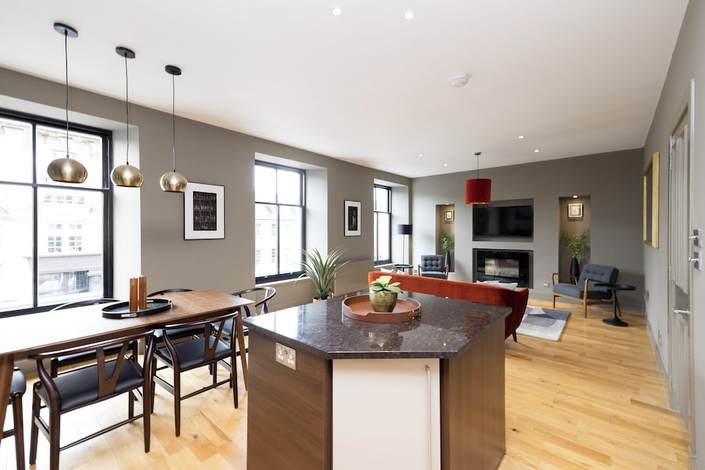 Stylish 2-bed flat in New Town