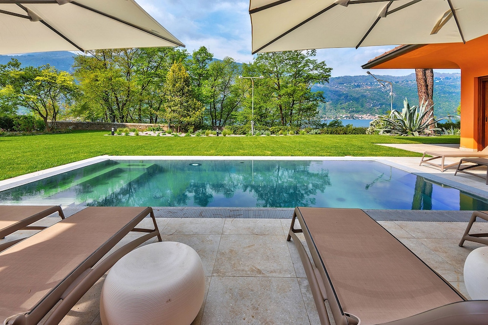 Lakefront Serenity Villa With Pool