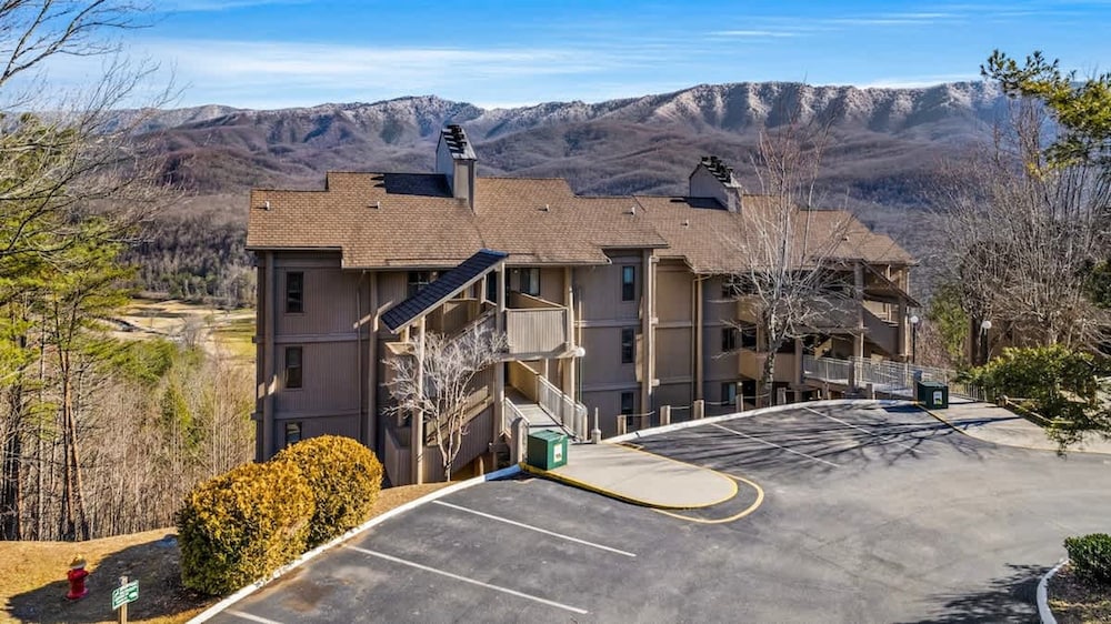 Sleeps 4 Heated Pool Hot Tub Mountain View