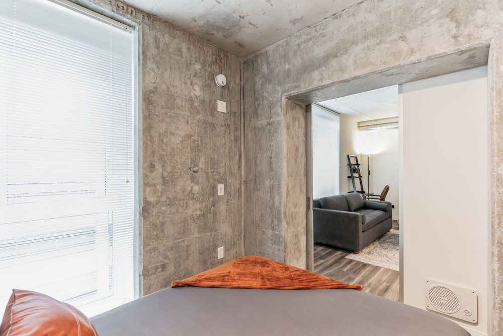 Cleveland Vacations - Sleek DT Cleveland Apt at City Club - Property Image 1