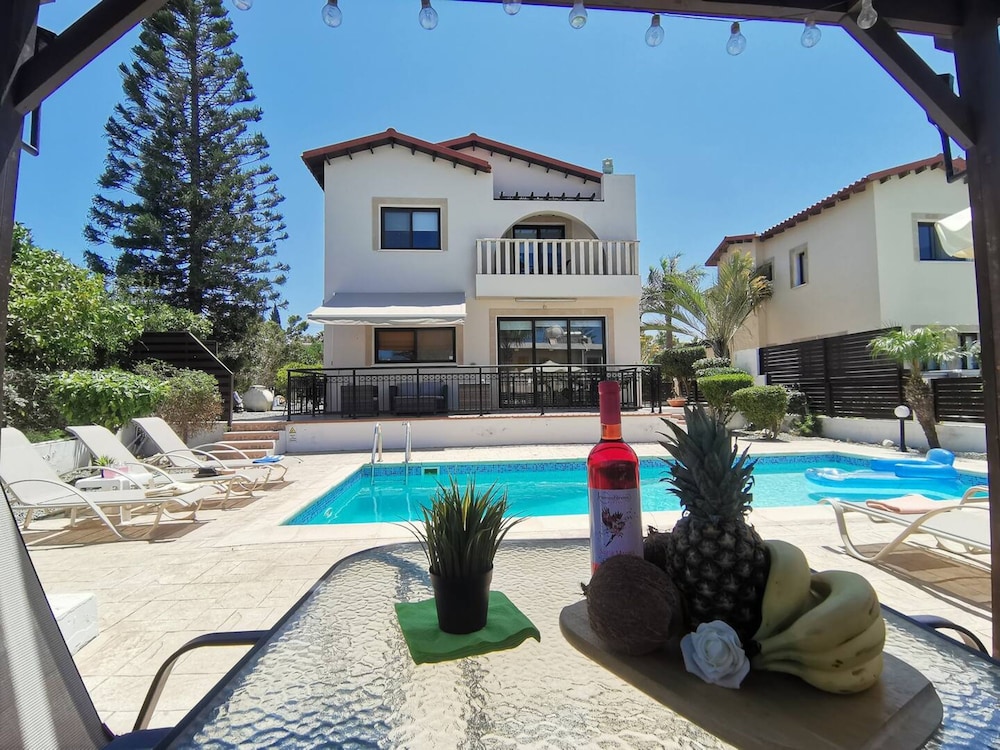 Eliana Villa in Protaras