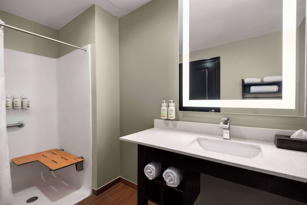 La Quinta Inn & Suites by Wyndham Gonzales LA