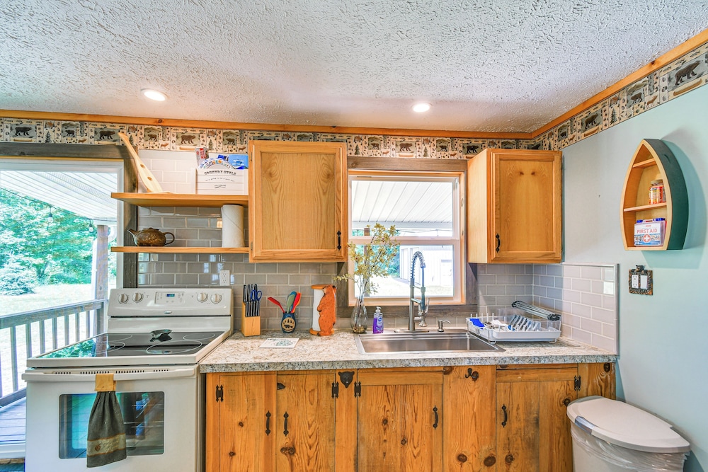 Woodsy 20-acre Retreat w/ Hot Tub in Mancelona