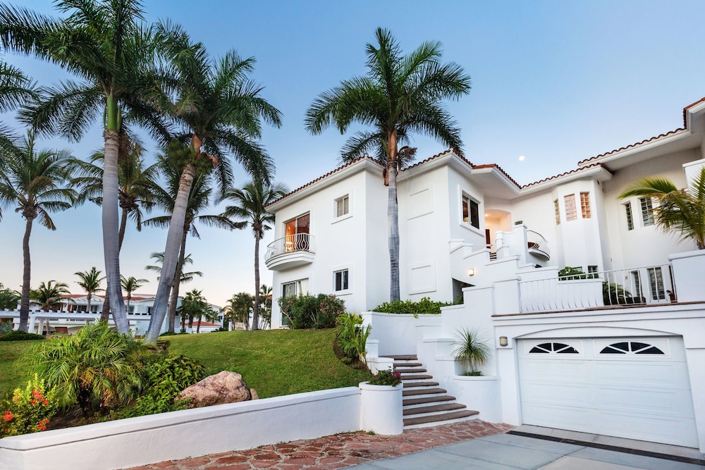 Villa De Oro 106 3 BR by Casago