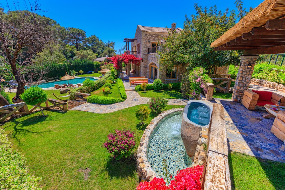 Private Island-Style Ultra Luxury Villa Estate