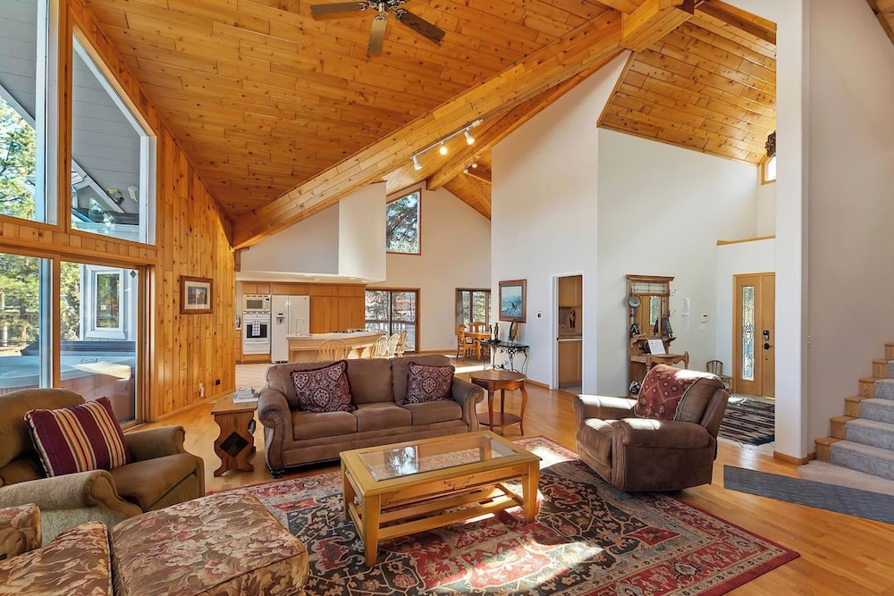 Lakefront Estate with Views and Hot tub