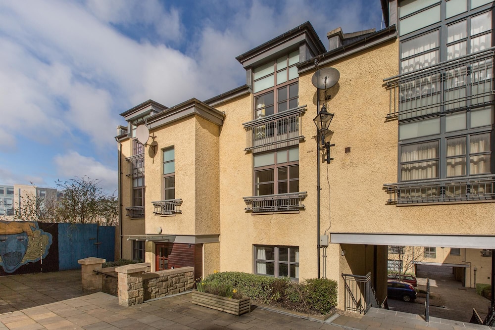 393 Delightful 2 Bedroom Apartment off the Royal Mile With Secure Parking view 2
