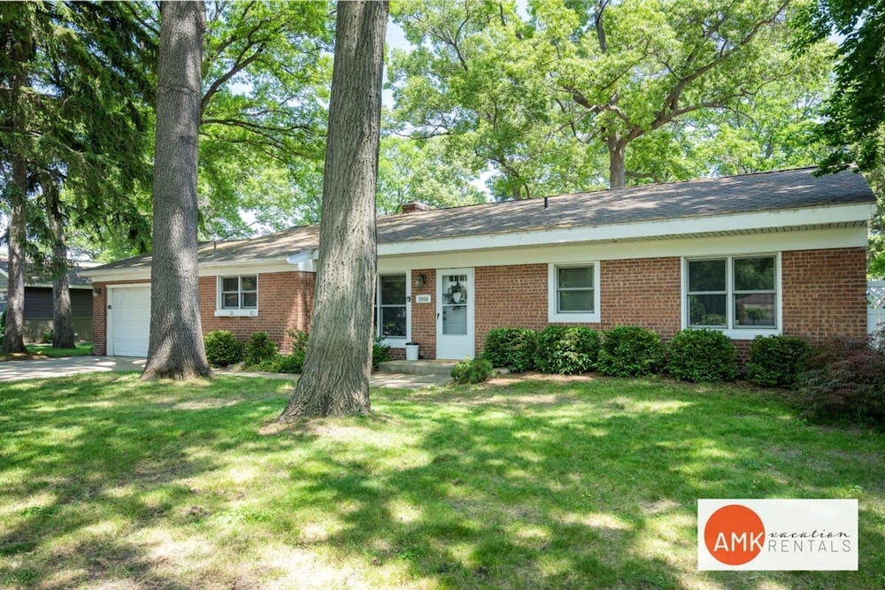 Lakeside Retreat - Waterfront Quiet Neighborhood