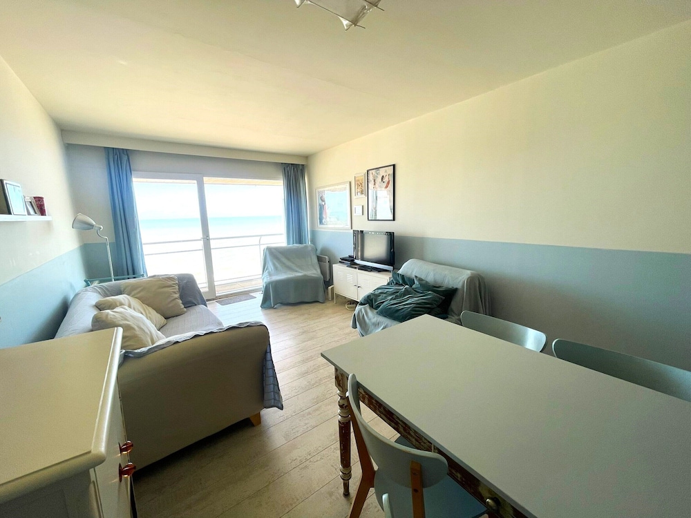 Cozy One-bedroom Apartment With sea View