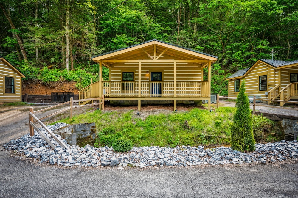 2bdrm Cabin 2 Gburg Pet Friendly Fire Pit Game