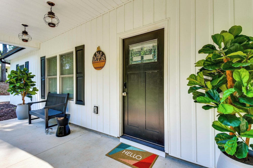 1 Mi to Lake Hartwell: Updated Retreat w/ Patio!