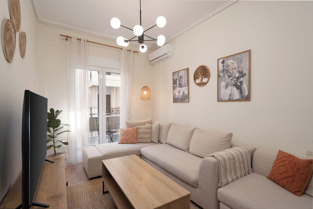 Luxury Comfort in Pagrati - 5 min to Varnava Square