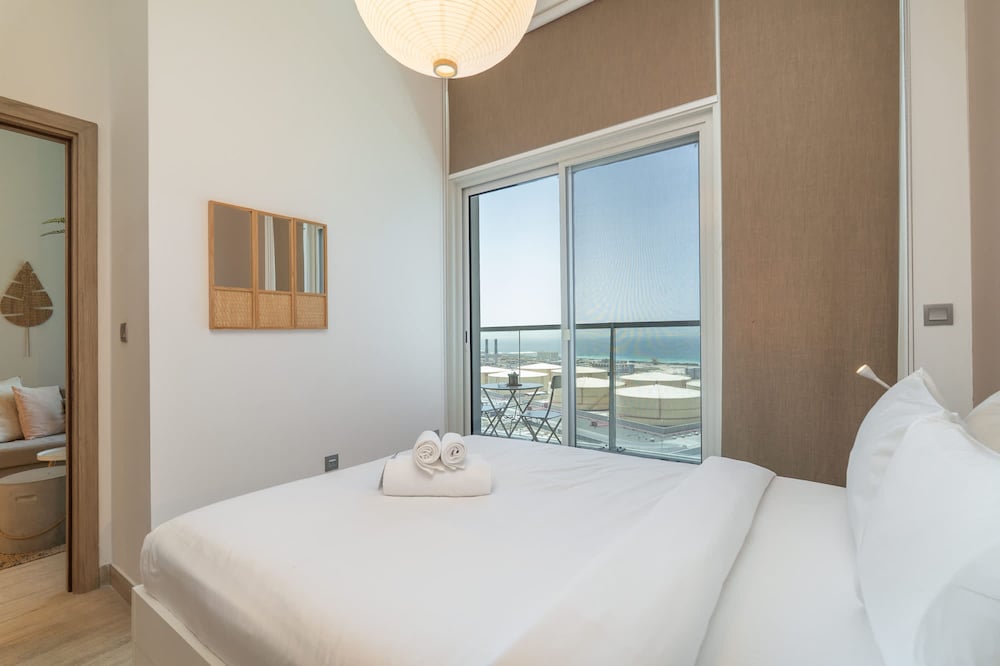 Modern 1-bed With Partial Sea Marina View