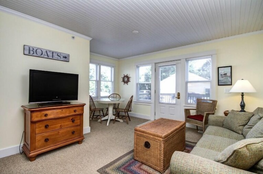 Captain's Cottage Suites