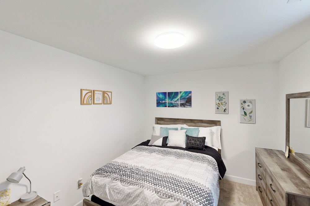 3BR Charming, Dog Friendly Home w/ Fire Pit!