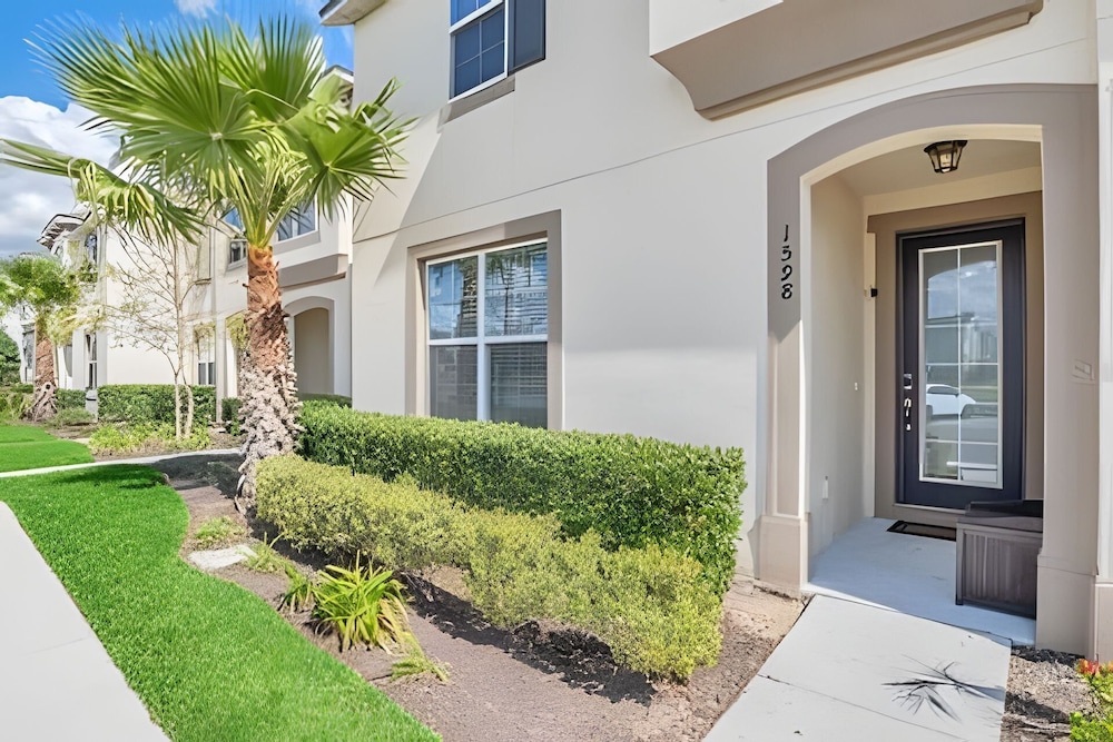 Luxury 5-bed Home With Private Splash Pool
