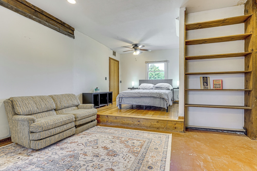 Private Pool & Yard: Pet-friendly Home in Toledo