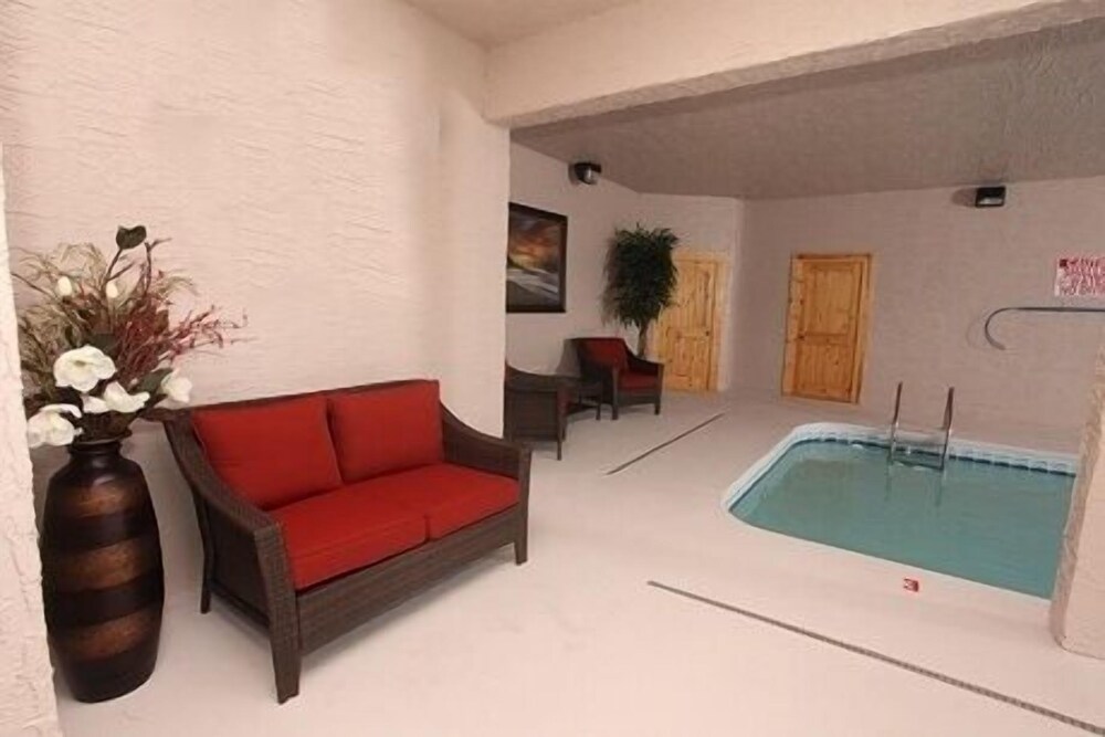 Serenity Mountain Pool 9 Br cabin by RedAwning