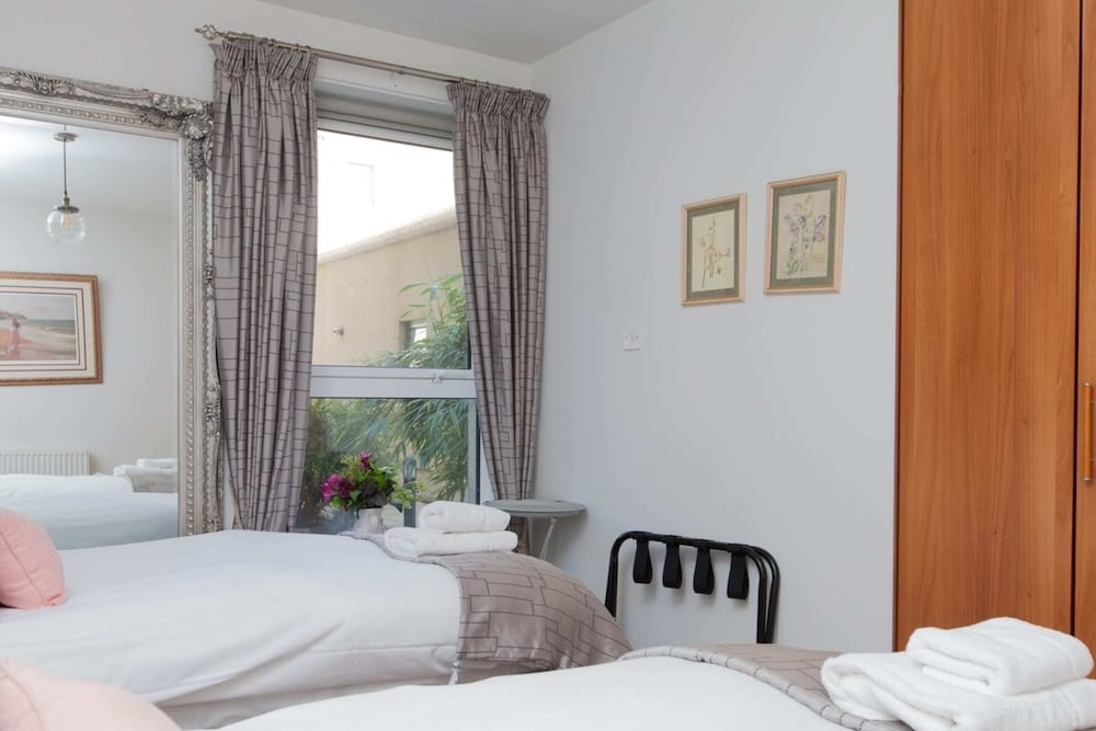 Holyrood Residence - Luxury Apartment With Parking