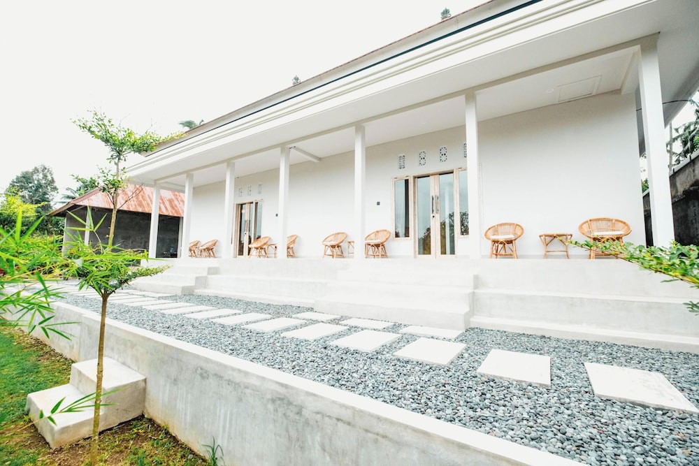 Queenara Local House