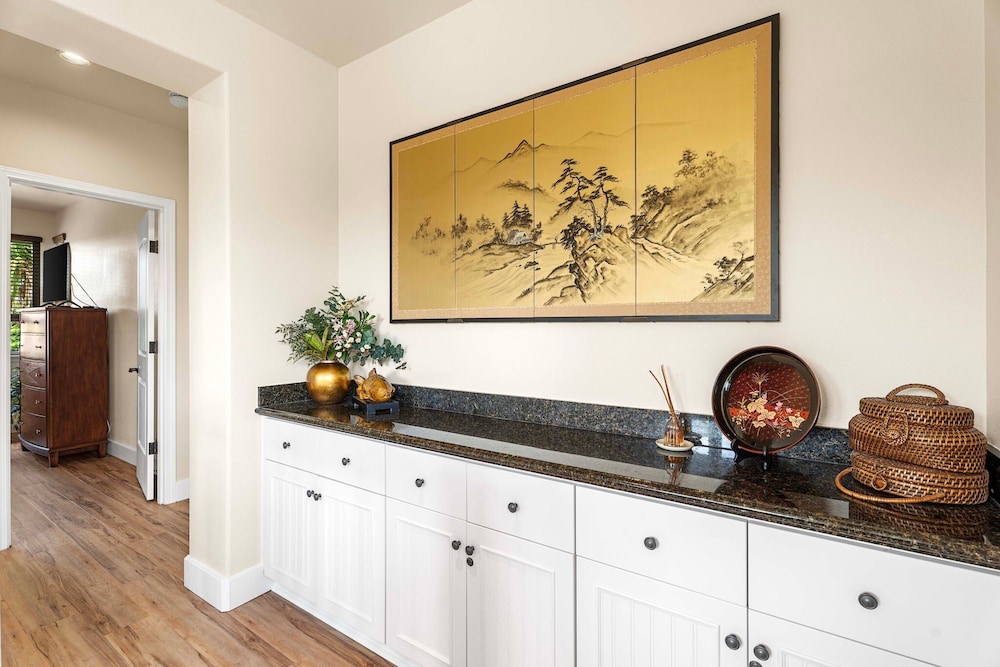 Updated Unit - Perfect Location - Vrkcv