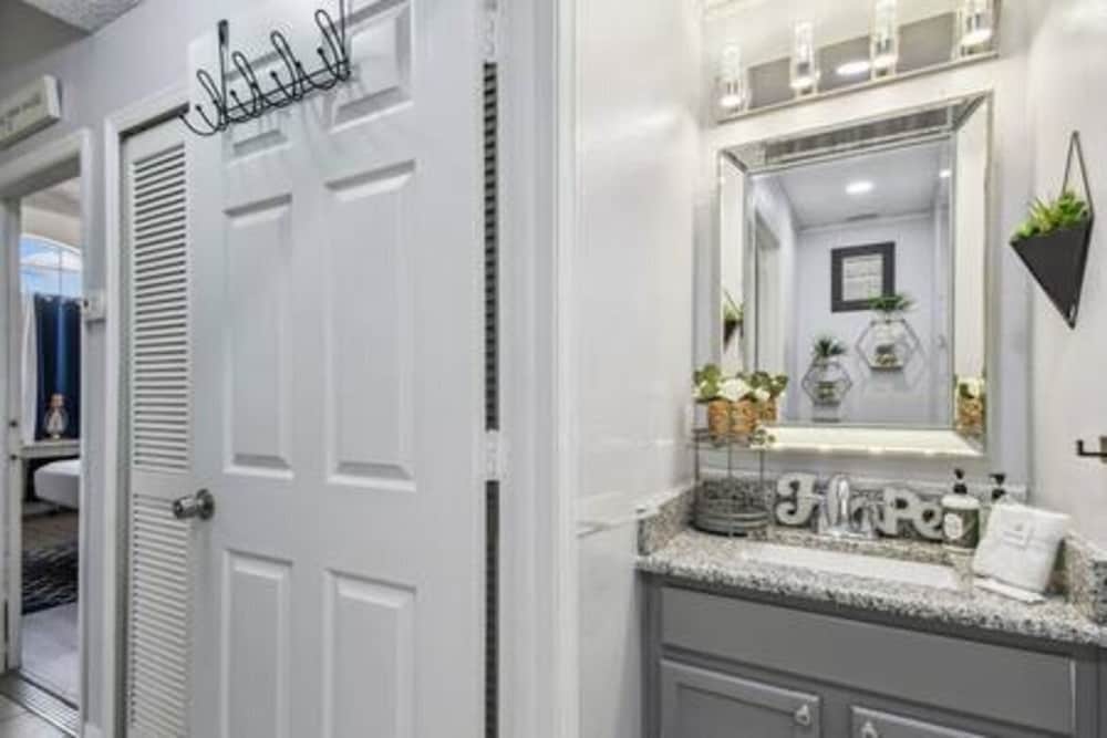 Lake Berkley 4BR Villa - Near Disney & Pool