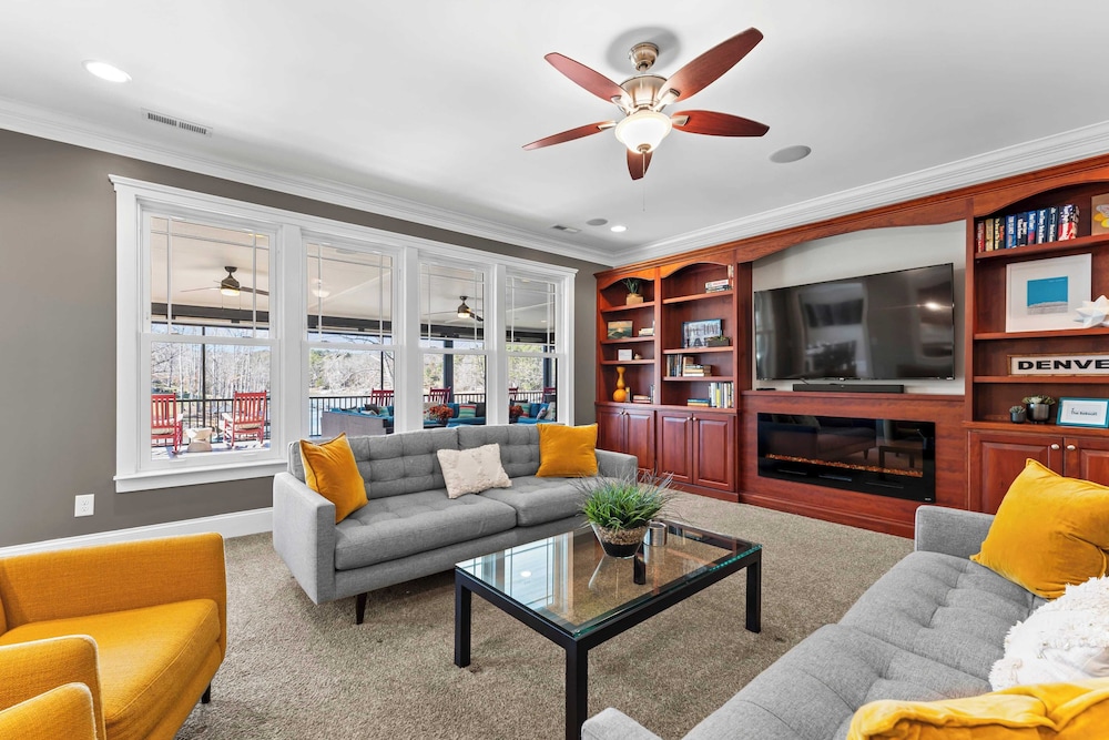Luxury Lakefront Stay Private Dock, Indoor/outdoor Pool The Retreat