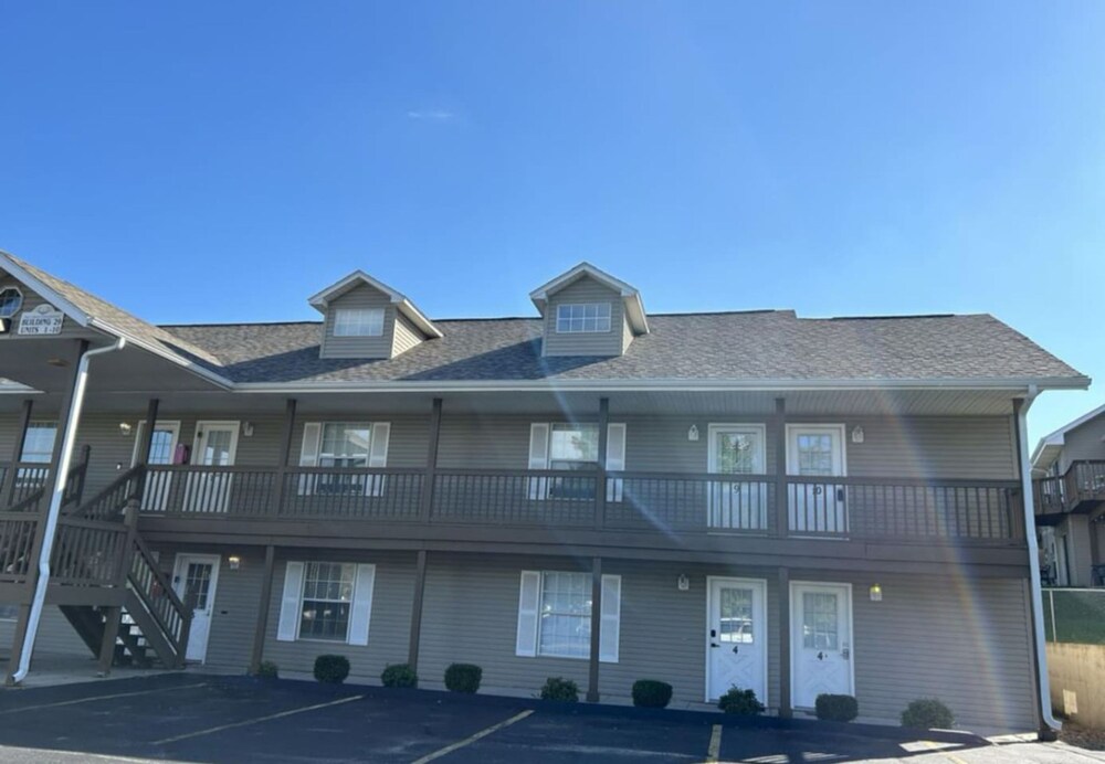 Corner Top Floor Fall Creek Convenient to 76